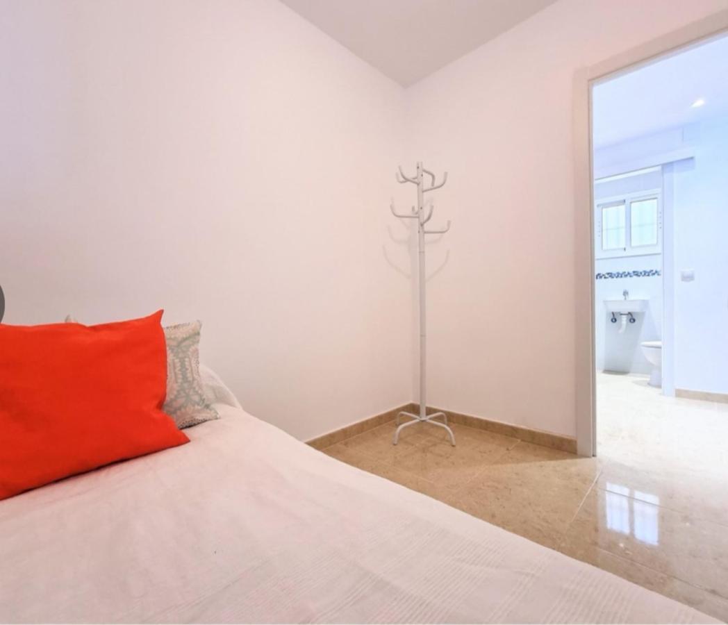 Junto Paseo Maritimo Piscinas Jardines Y Parking