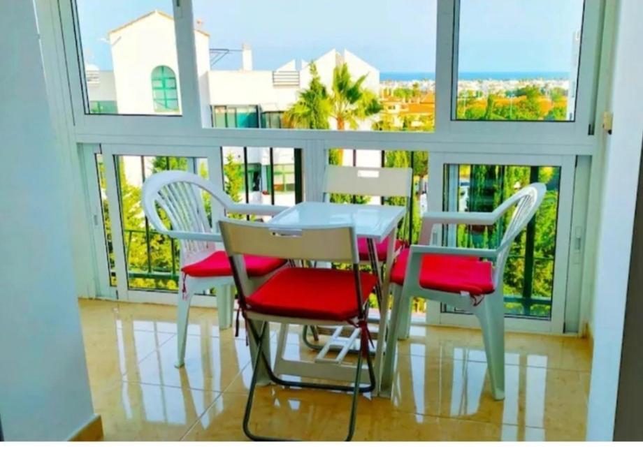 Junto Paseo Maritimo Piscinas Jardines Y Parking