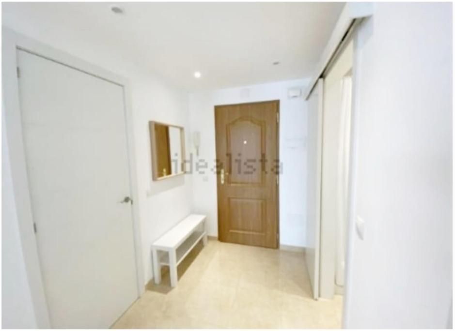 Junto Paseo Maritimo Piscinas Jardines Y Parking