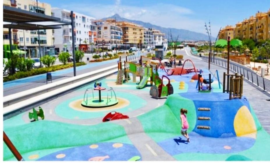 Junto Paseo Maritimo Piscinas Jardines Y Parking