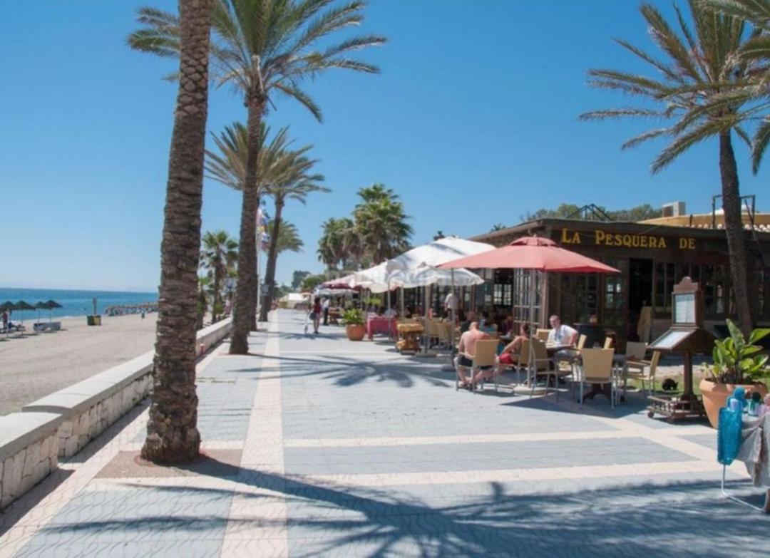Junto Paseo Maritimo Piscinas Jardines Y Parking *