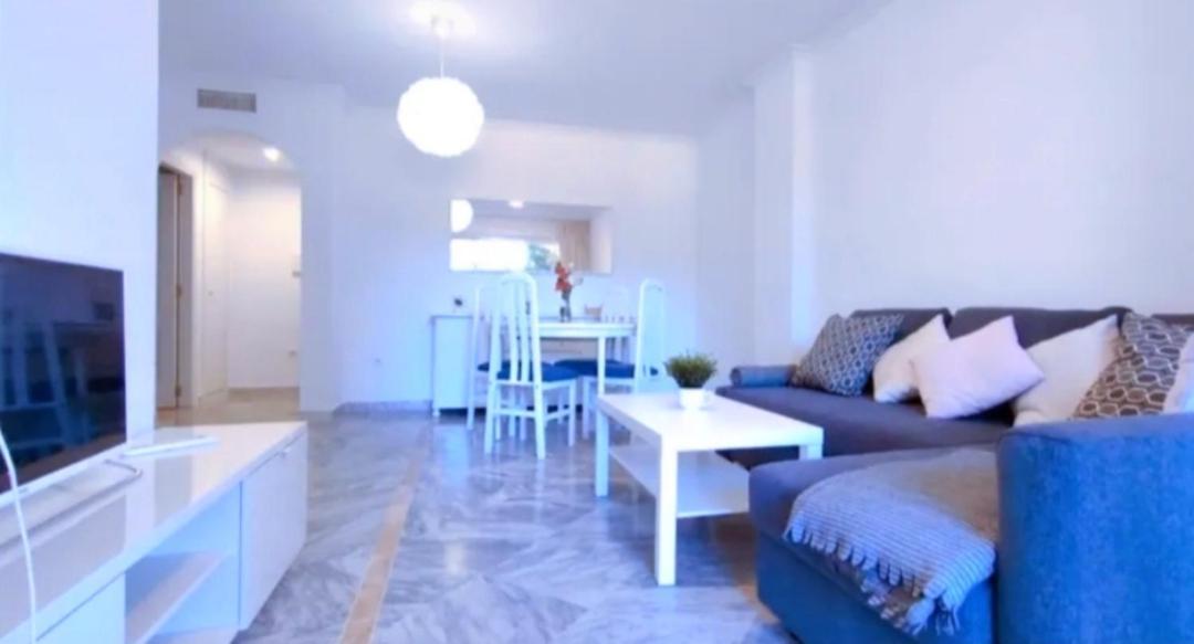 Junto Paseo Maritimo Piscinas Jardines Y Parking Marbella