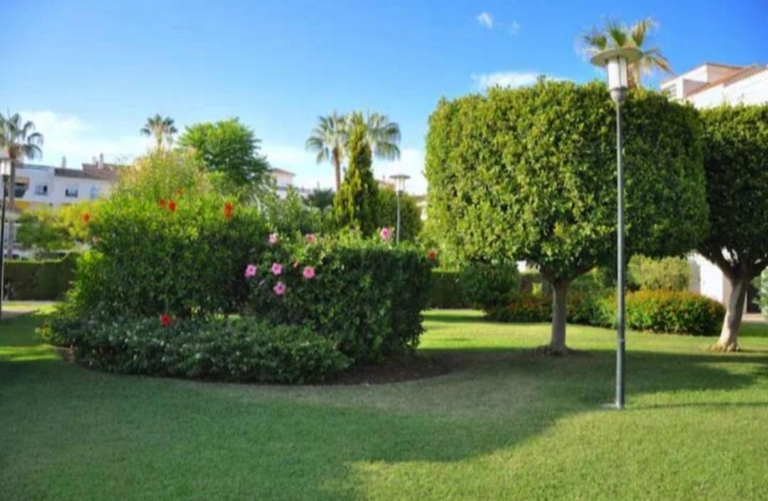 Junto Paseo Maritimo Piscinas Jardines Y Parking