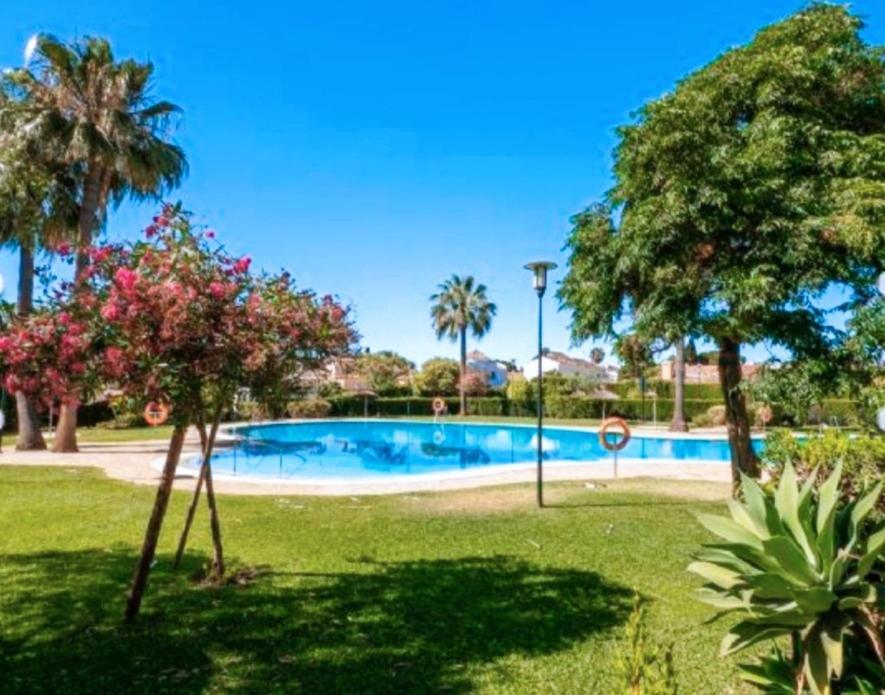 Junto Paseo Maritimo Piscinas Jardines Y Parking Marbella