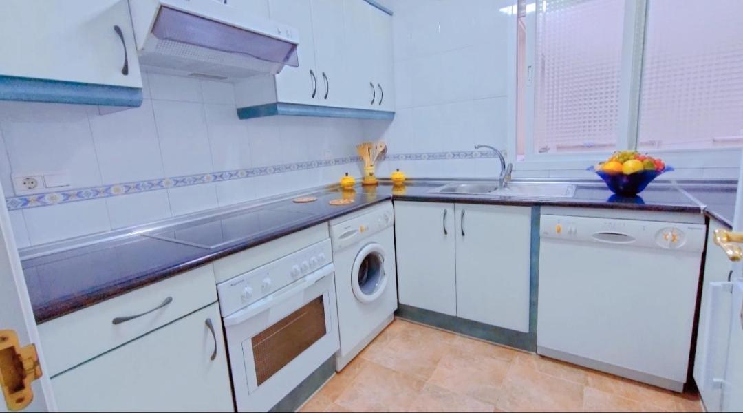Junto Paseo Maritimo Piscinas Jardines Y Parking