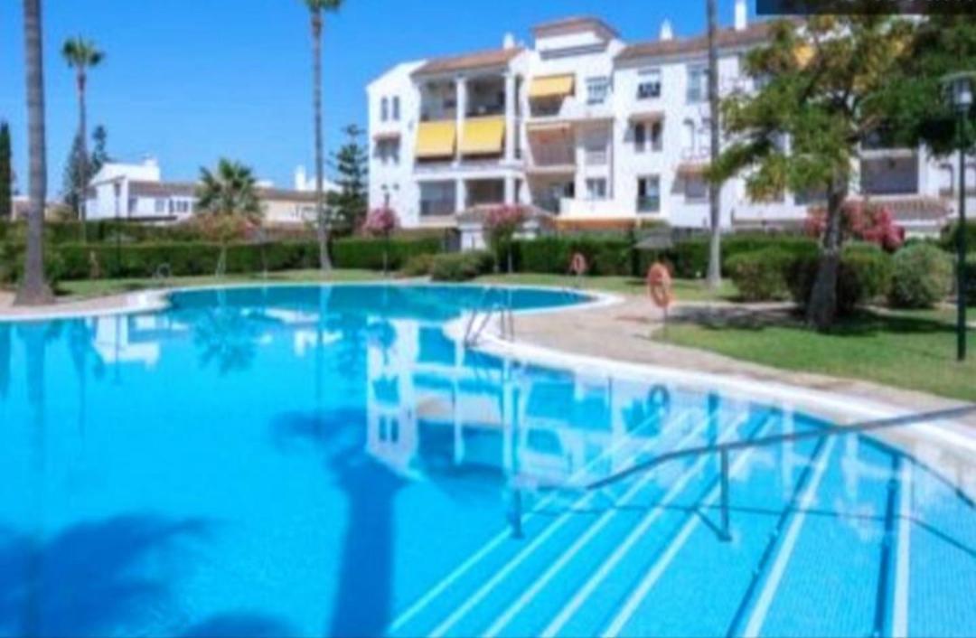 Junto Paseo Maritimo Piscinas Jardines Y Parking Marbella